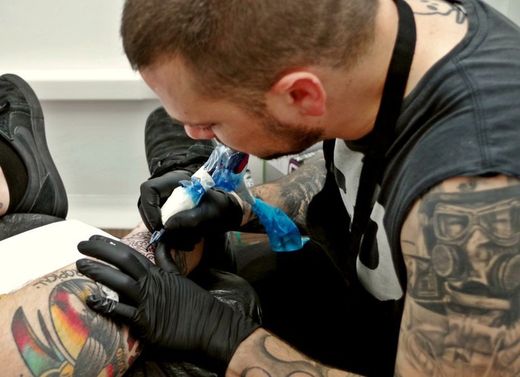 Nuestro tatuador Javier Alvarado.