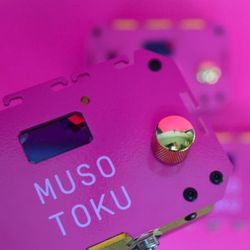 Fonte de alimentação rosa Musotoku edição limitada